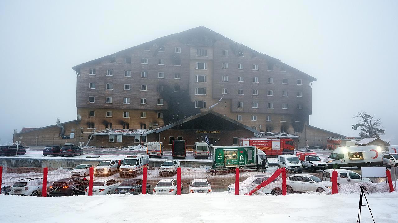 Kartalkaya'da Otel Yangınında Çalışmalar Sürüyor