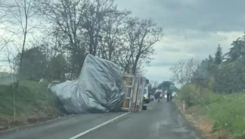 Tekirdağ'da Saman Yüklü TIR Devrildi: Kazada Şanslı Kurtulan 1 Yaralı!